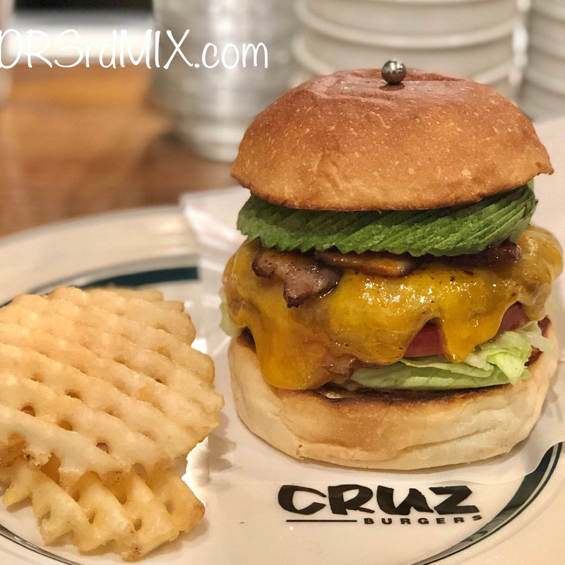 ベーコンチーズアボカドバーガー(CRUZ BURGERS & CRAFT BEERS （クルズバーガーズ アンド クラフトビア）)の写真