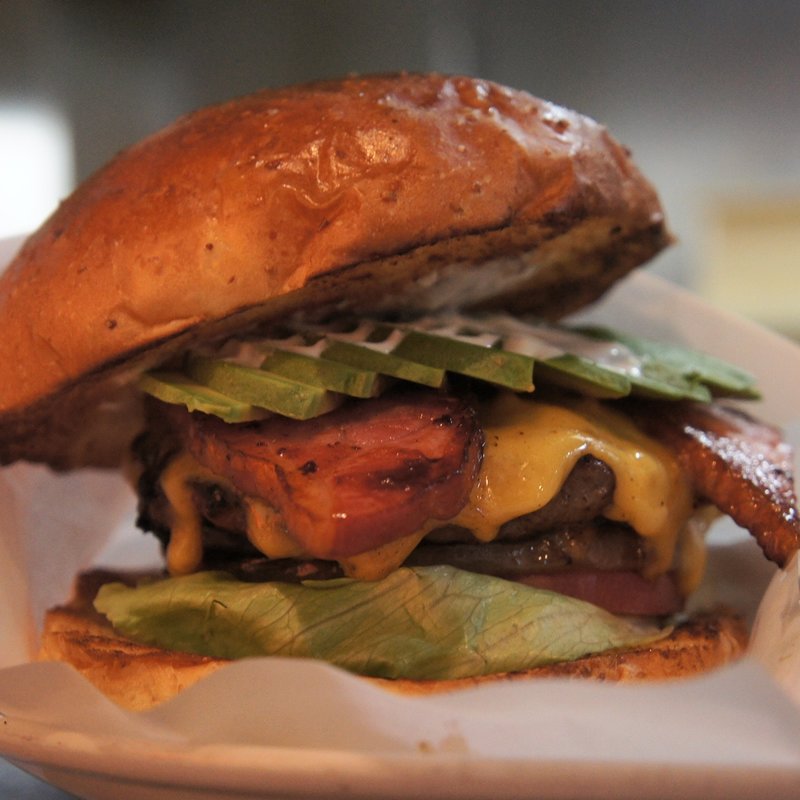 アボカドベーコンチーズバーガー(THE BURGER STAND FELLOWS （ザ バーガースタンド フェローズ）)の写真