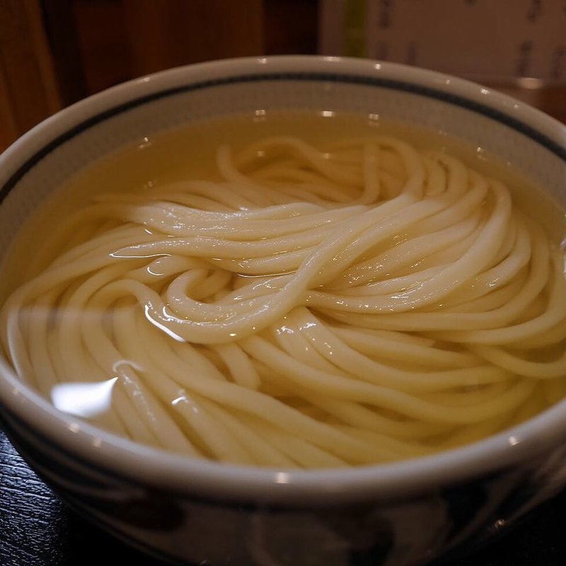 お昼のセット　おうどん(かけ or ぶっかけ or 生じょうゆ) + 鯛ちくわ天 + ごはん (卵かけ or じゃこ)(うどん処 重己)の写真