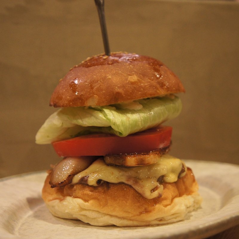 自家製ベーコンモッツァレラチーズバーガー(No.18ダイニングバー （No.18 DINING&BAR）)の写真