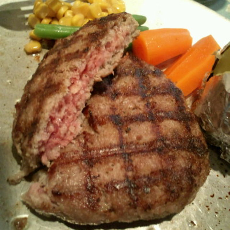 炭火焼きハンバーグセット(3匹の子ぶた （サンビキノコブタ）)の写真