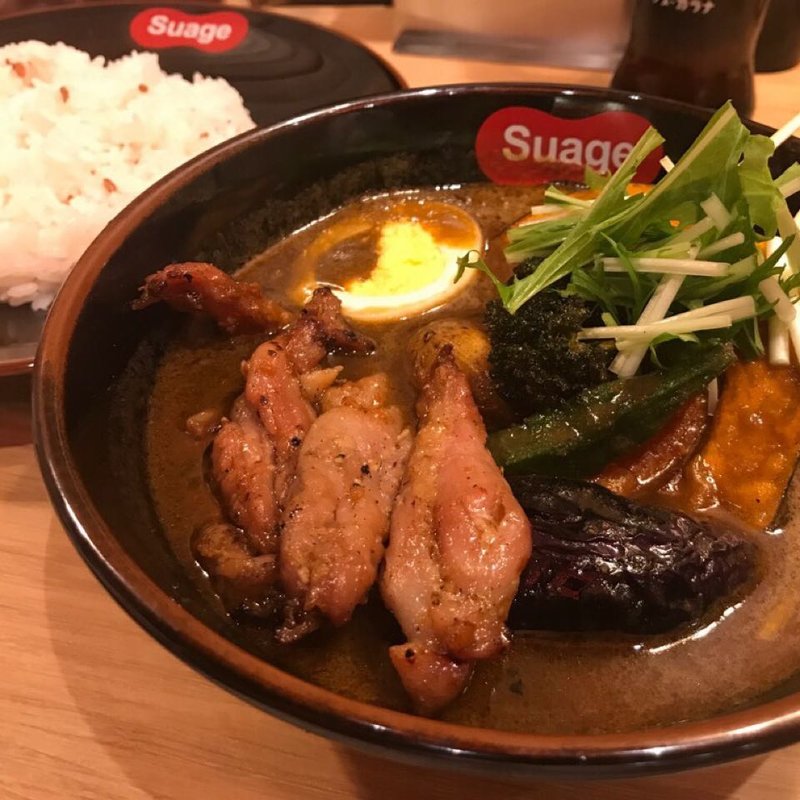 道産せせりの塩麹漬けカレー（イカスミスープ）(北海道スープカレーSuage 渋谷店)の写真