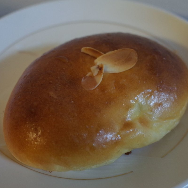 クリームパン(Boulangerie & cafe gout （ブーランジュリーアンドカフェグウ）)の写真