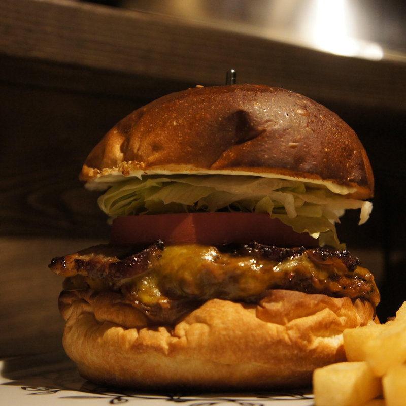 Folky Smoky ベーコンチーズバーガー(folk burgers&beers)の写真