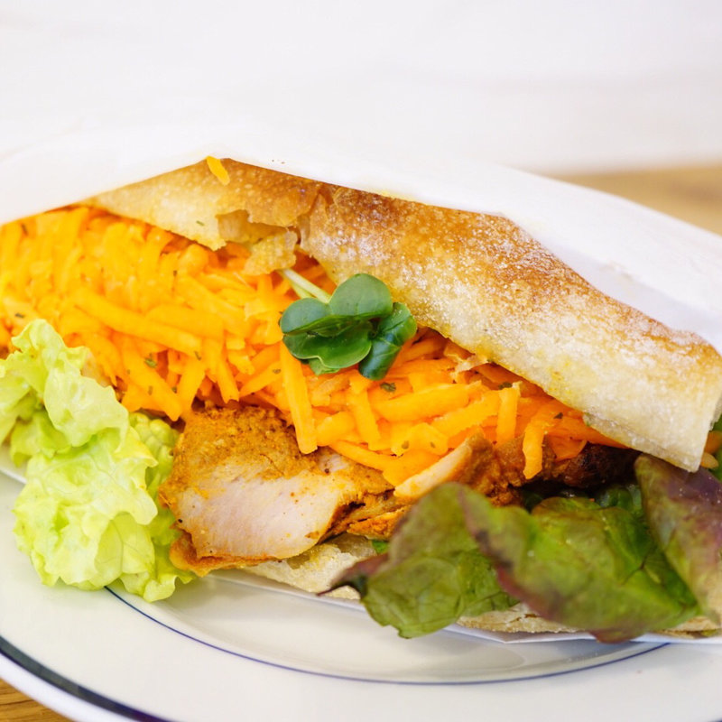 タンドリーチキンとキャロットラペ(マダムルージュ （Madame Rouge）)の写真