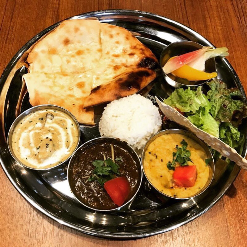 ランチカレー3種（チーズクルチャ＋ミニライス）(アチャカナ)の写真