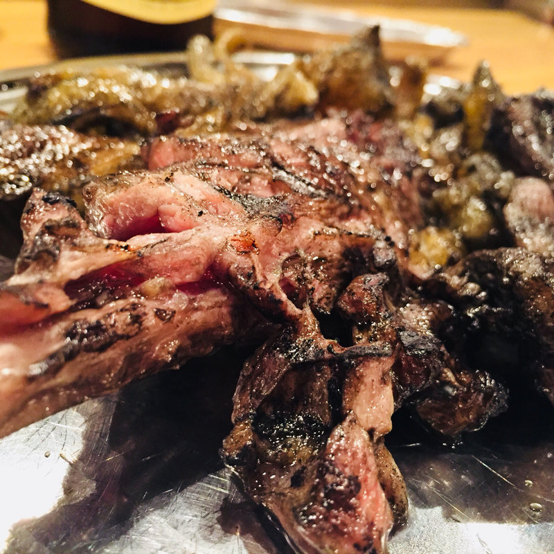 もも焼き（骨つき）(丸万元祖焼鳥)の写真