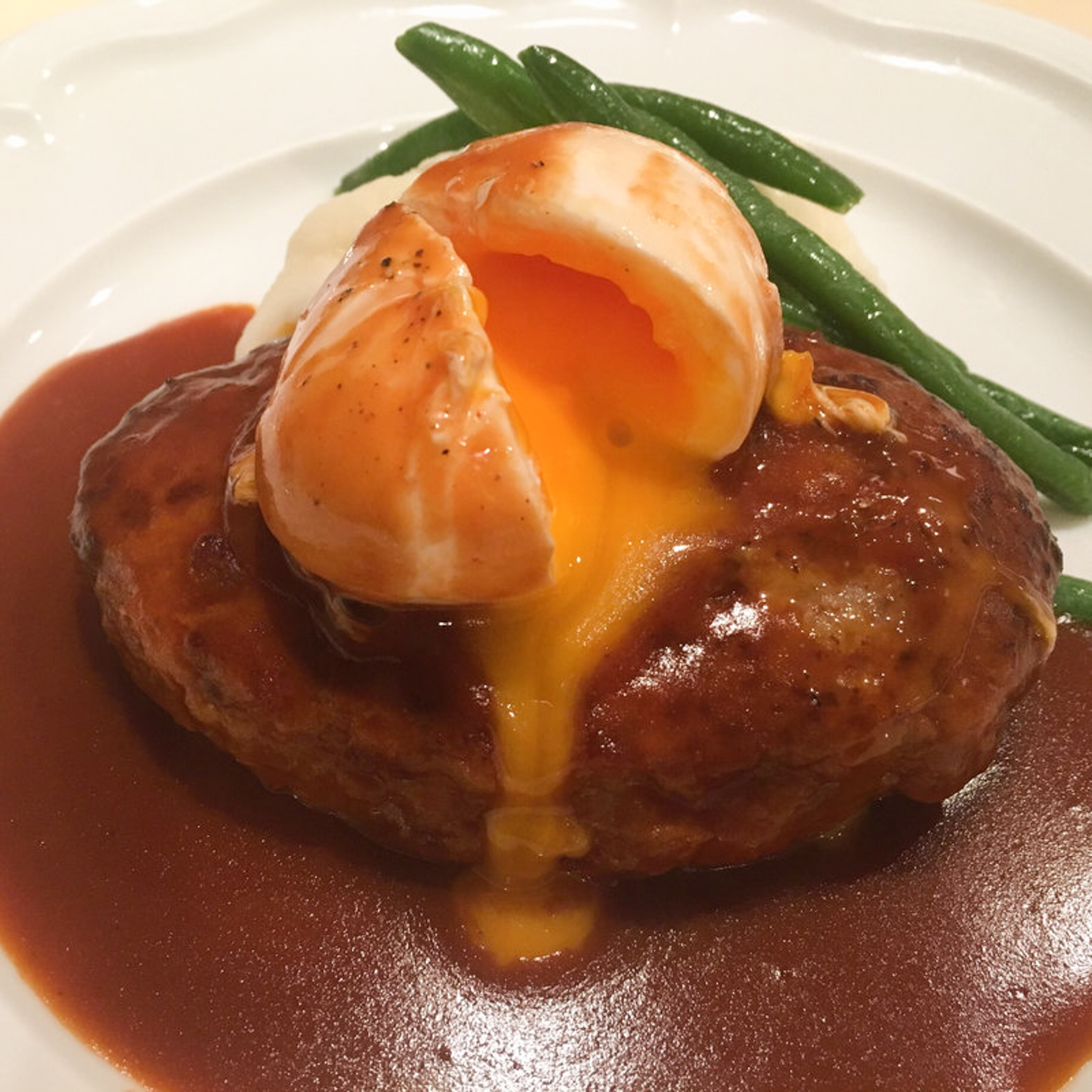 牛・鴨・豚挽肉のハンバーグ(ル・ヴァン ドゥ （LE VIN 2 DEUX）)の写真