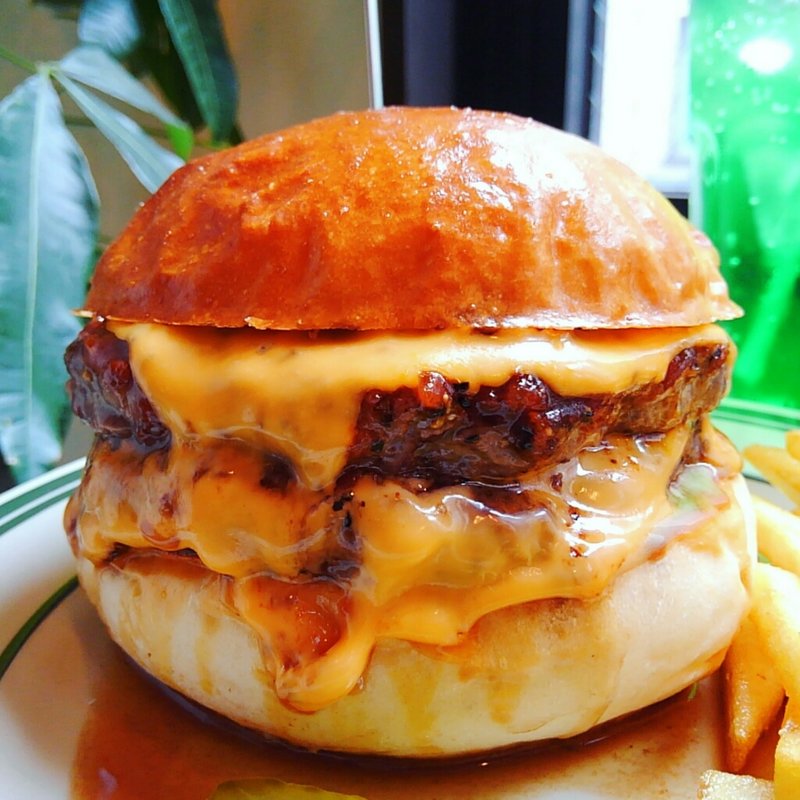 ダブルチーズバーガー(THE MUNCHIES BURGER WORKS)の写真