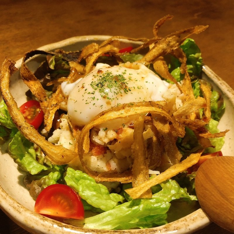 くんせいタラコと揚げゴボウ温玉のポテトサラダ(ひぐらし )の写真