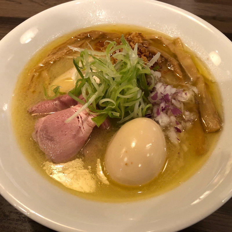 濃厚塩鶏そば（味玉入り）(自家製麺 鶏冠 （トサカ）)の写真