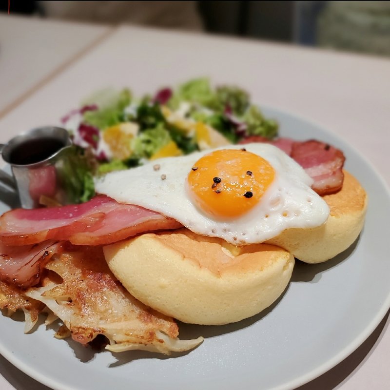 メープルベーコンとフライドエッグ(FLIPPER'S 渋谷店)の写真