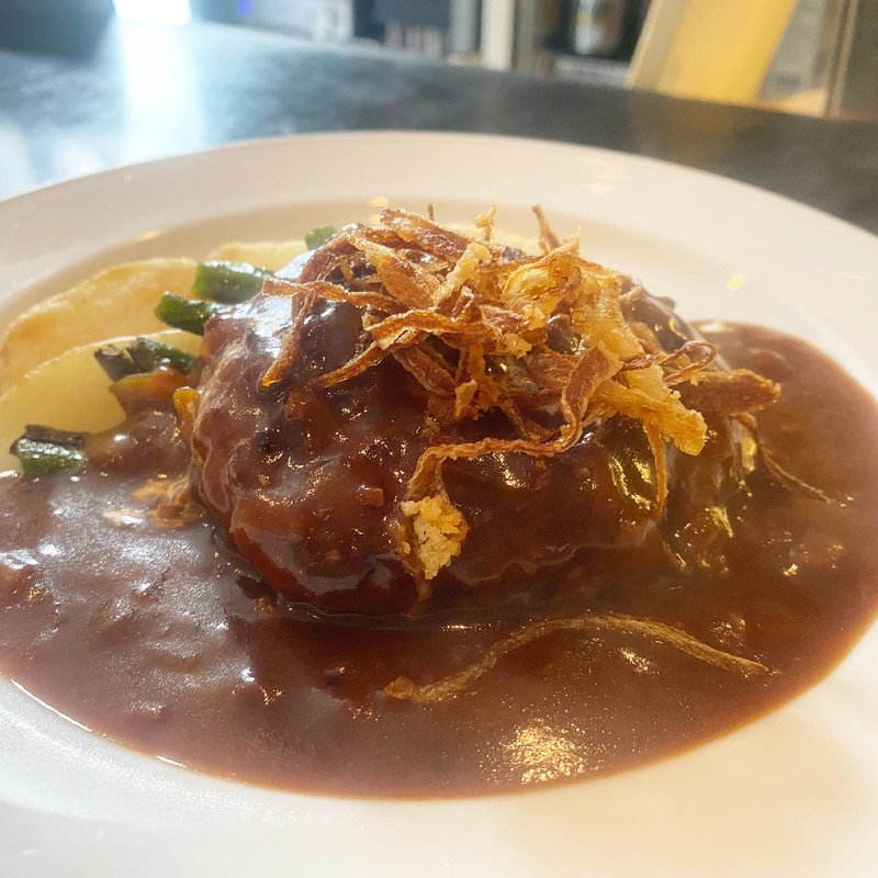 自家製ハンバーグステーキ　(チェリージャム )の写真