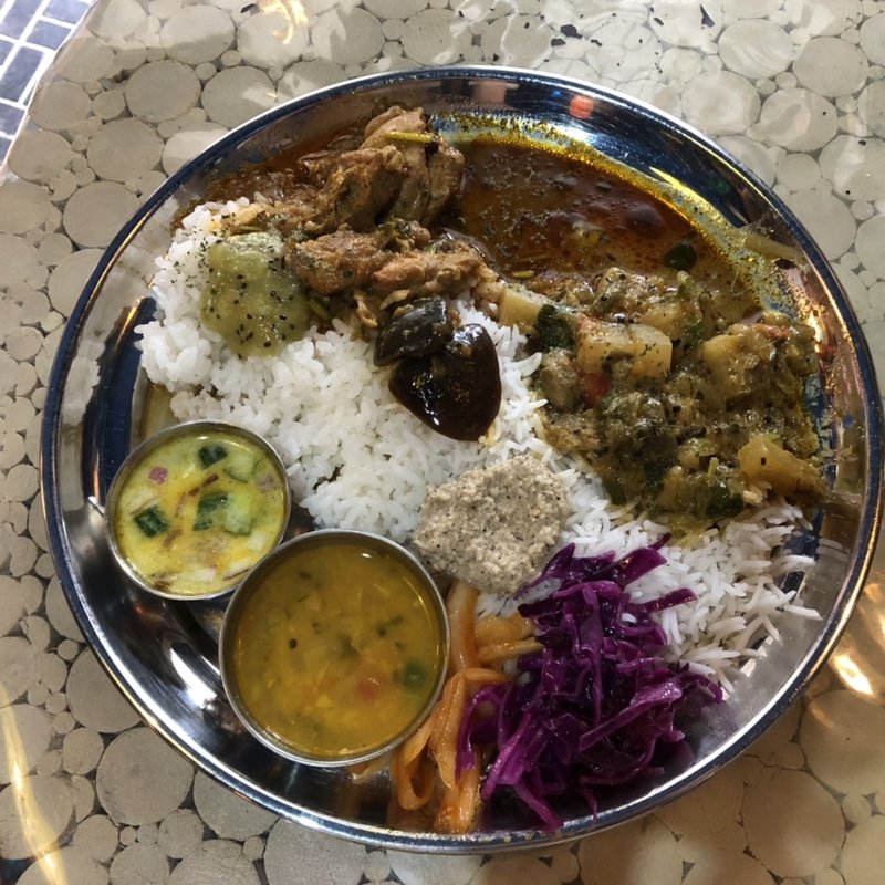 カレー2種類のあいがけ(ムジャラ)の写真