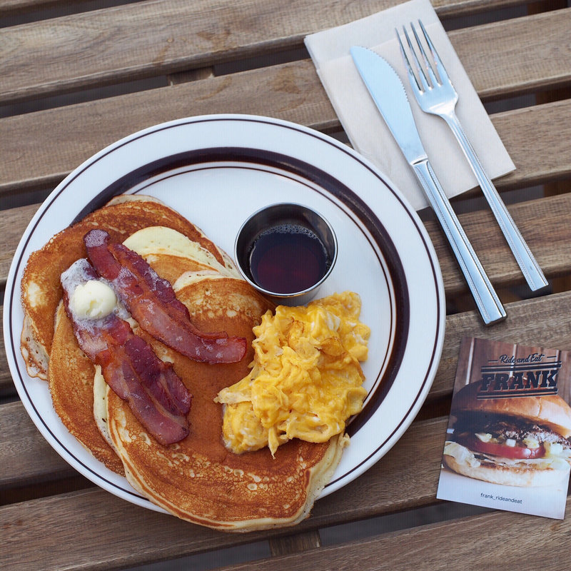 ベーコン＆エッグパンケーキ(FRANK Ride and Eat)の写真