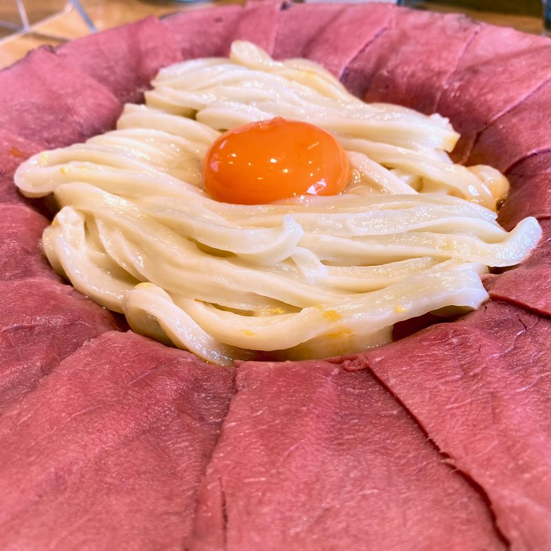 肉釜玉うどん(マルヨシ製麺所)の写真
