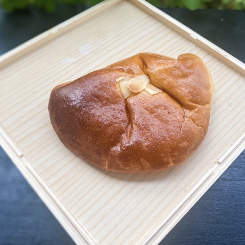クリームパン(Boulangerie & cafe gout （ブーランジュリーアンドカフェグウ）)の写真