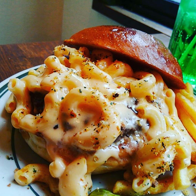 マカロニチーズバーガー(THE MUNCHIES BURGER WORKS)の写真