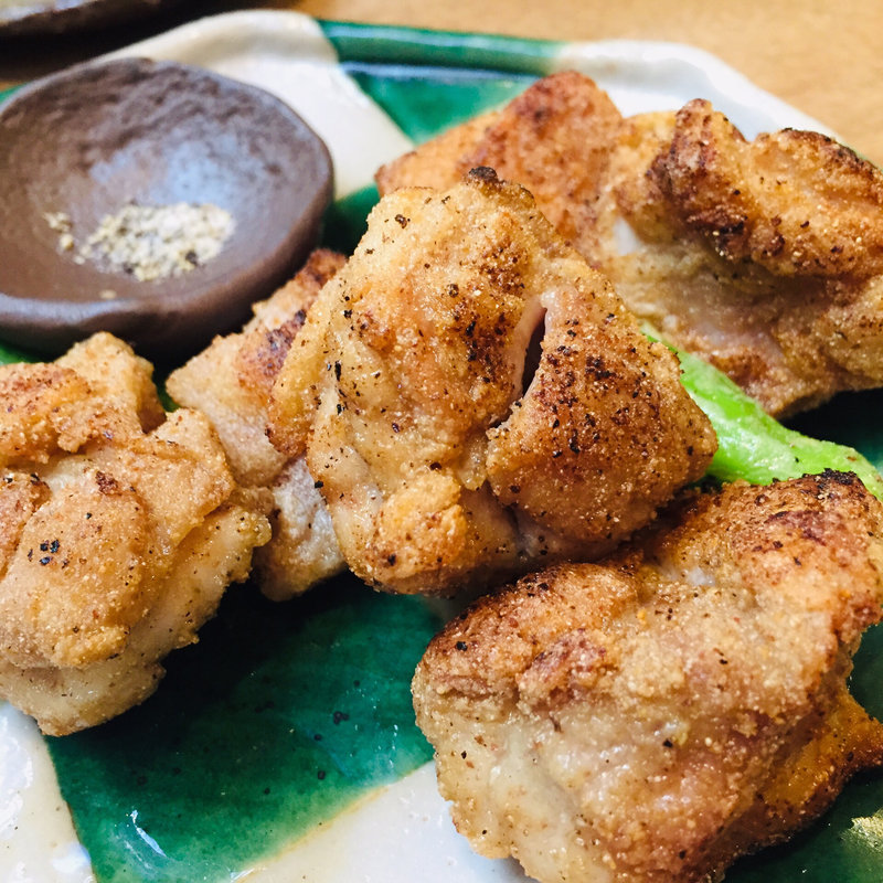 蕎麦粉をまぶした焼鳥(天神房丸新 （てんじんぼうまるしん）)の写真