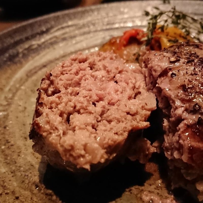 2種類のソースで食べる熟成肉ハンバーグ(UZU 本店 （ウズ）)の写真