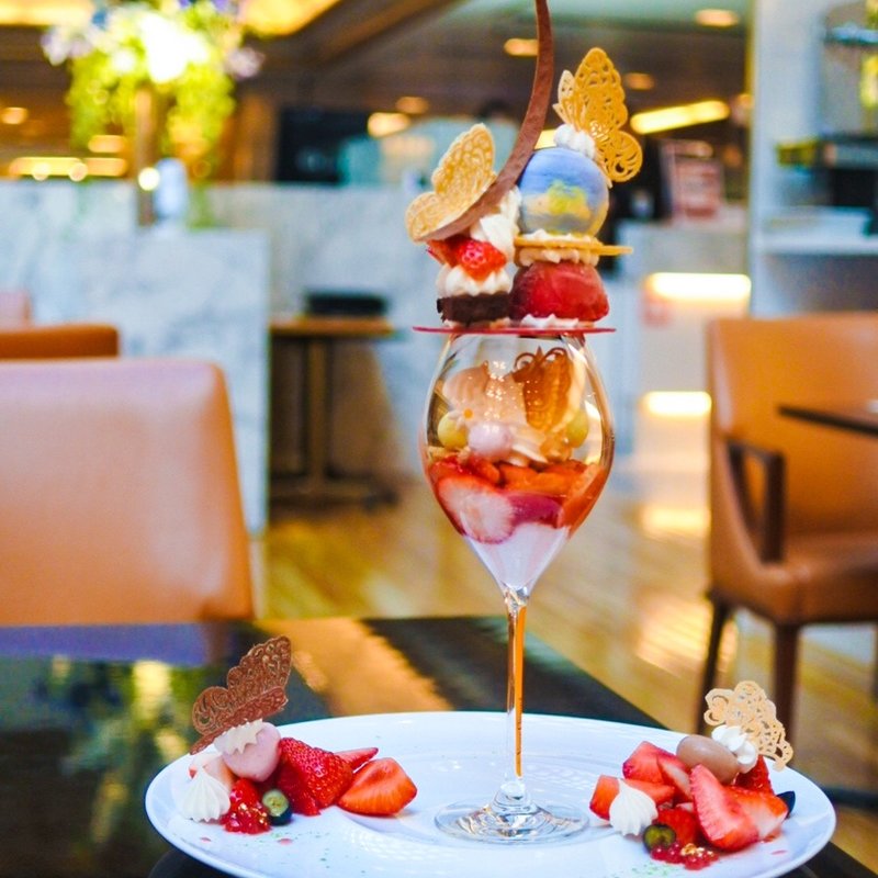 イチゴはじけるエレガンスパフェ ～華美（はなび）～(ラウンジ　リバーヘッド　ホテルグランヴィア大阪 )の写真