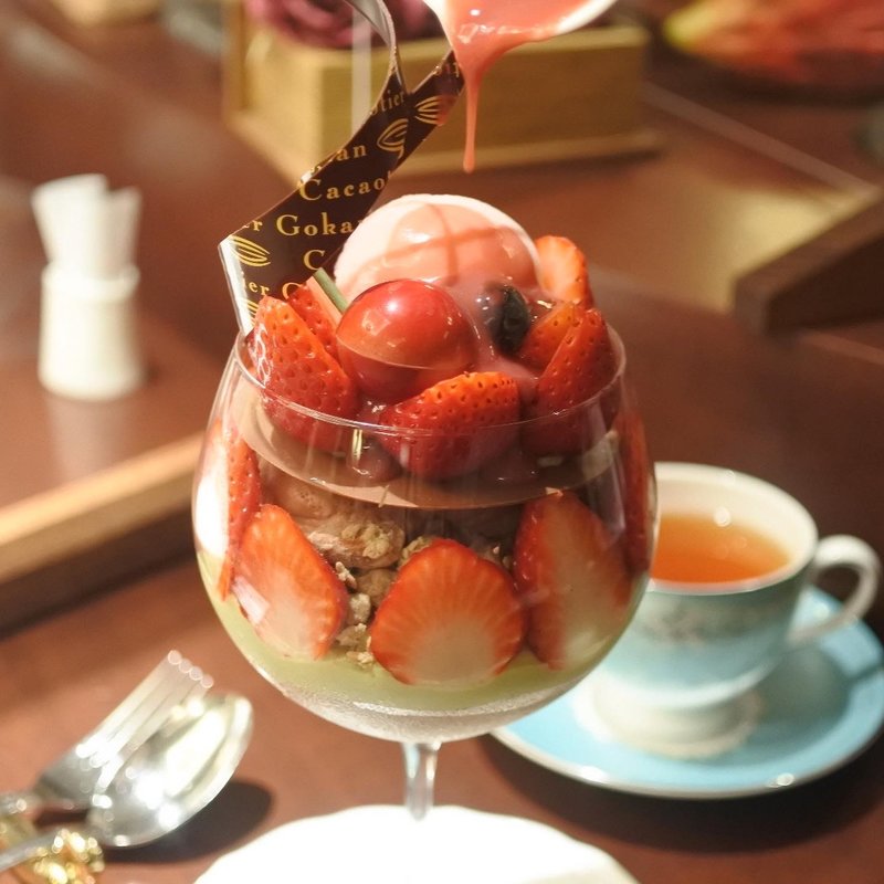 完熟いちごとピスタチオのグランパフェ(カカオティエ ゴカン 高麗橋本店)の写真