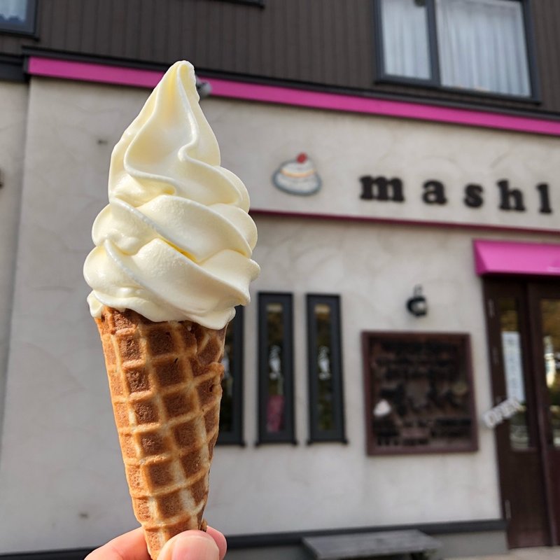 ソフトクリーム（手焼きワッフル）(自然素材の菓子工房 ましゅれ 札幌白石本店)の写真