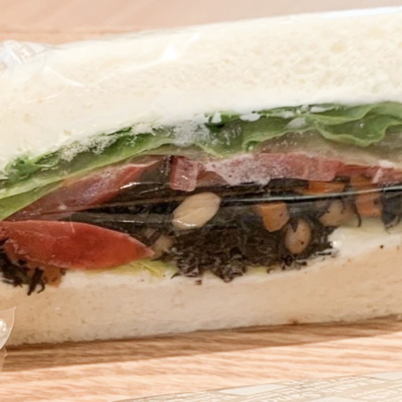 ひじきとトマトの和風サンド(食パンカフェ　手賀のモリーノ)の写真