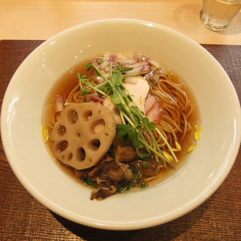 松茸と水(論露に不二)の写真