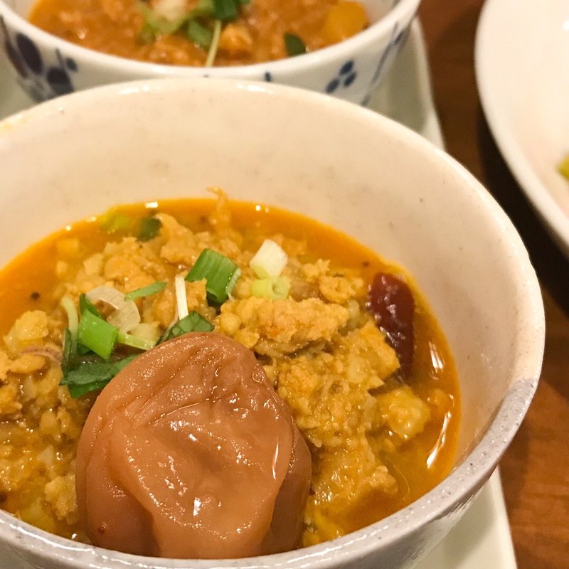 鶏ひき肉とナンコツのキーマカレー(初台スパイス食堂 和魂印才たんどーる)の写真