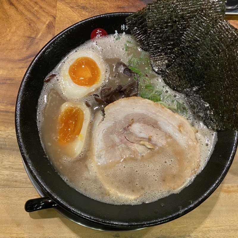 ラーメン(博多ラーメン 二代目けんのすけ 天神本店)の写真