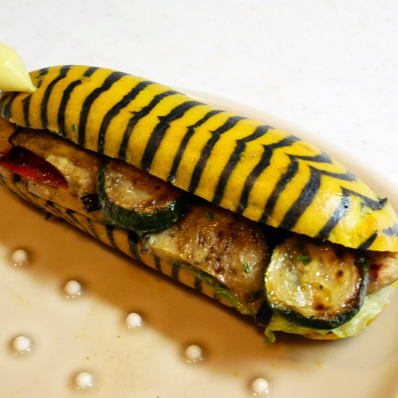 子虎のサンドイッチ～タンドリーチキンとグリル野菜(ジョエルロブション　虎ノ門ヒルズ)の写真