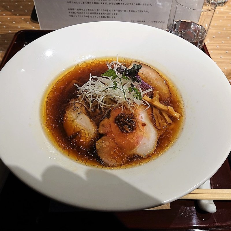 "芳醇" 醤油らー麺(らー麺 れとろや)の写真