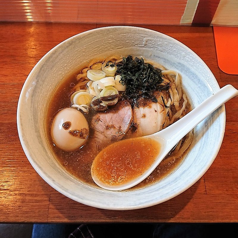 醤油らぁ麺(イ袋ワシづかみ)の写真