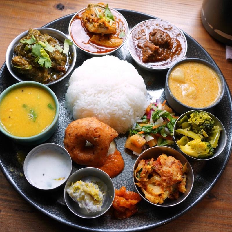 Curry全種(4種)+本日のおかず(toi印食店)の写真