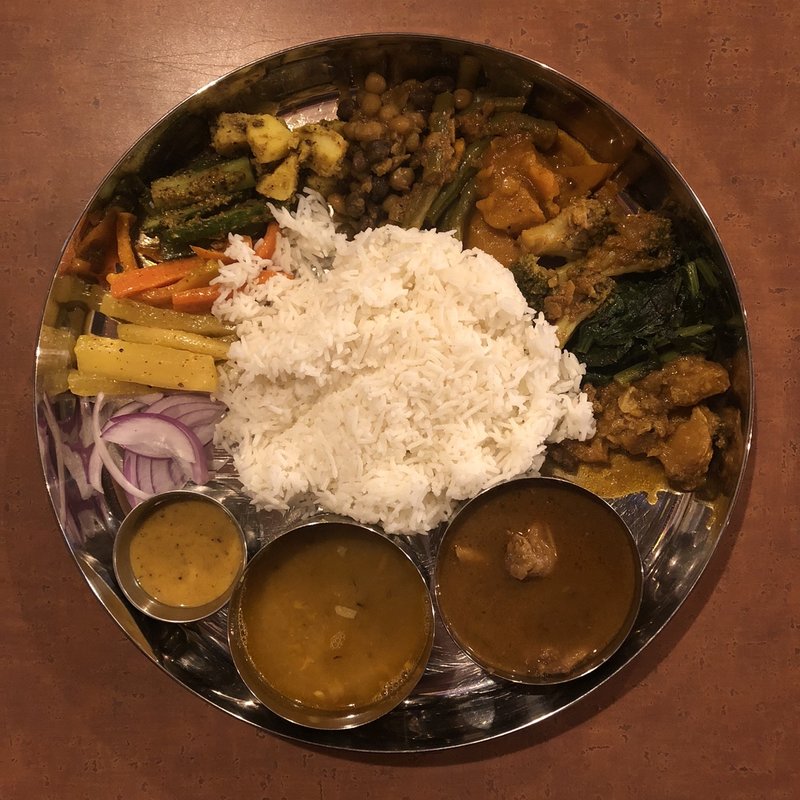 ダルバート(タルカリ10種)(月と太陽)の写真