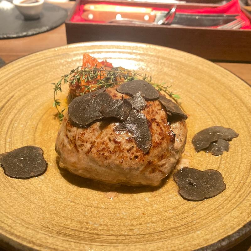 2種類のソースで食べる熟成肉ハンバーグ(UZU 本店 （ウズ）)の写真