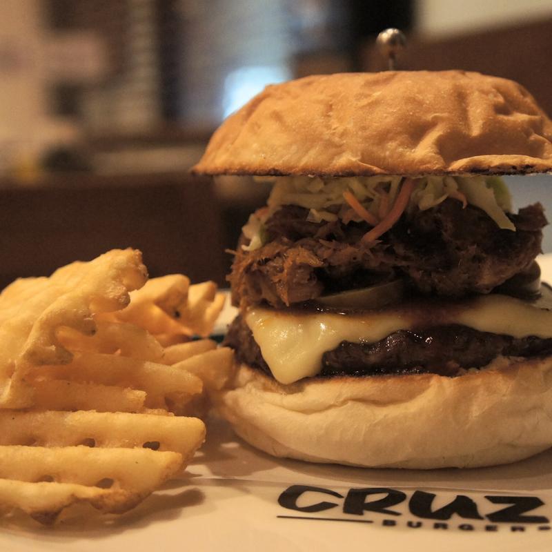 スパイシープルドポークバーガー(CRUZ BURGERS & CRAFT BEERS （クルズバーガーズ アンド クラフトビア）)の写真