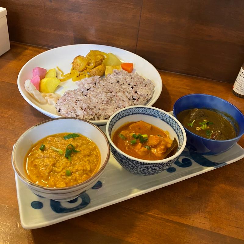 カレー3種盛りのセット(初台スパイス食堂 和魂印才たんどーる)の写真