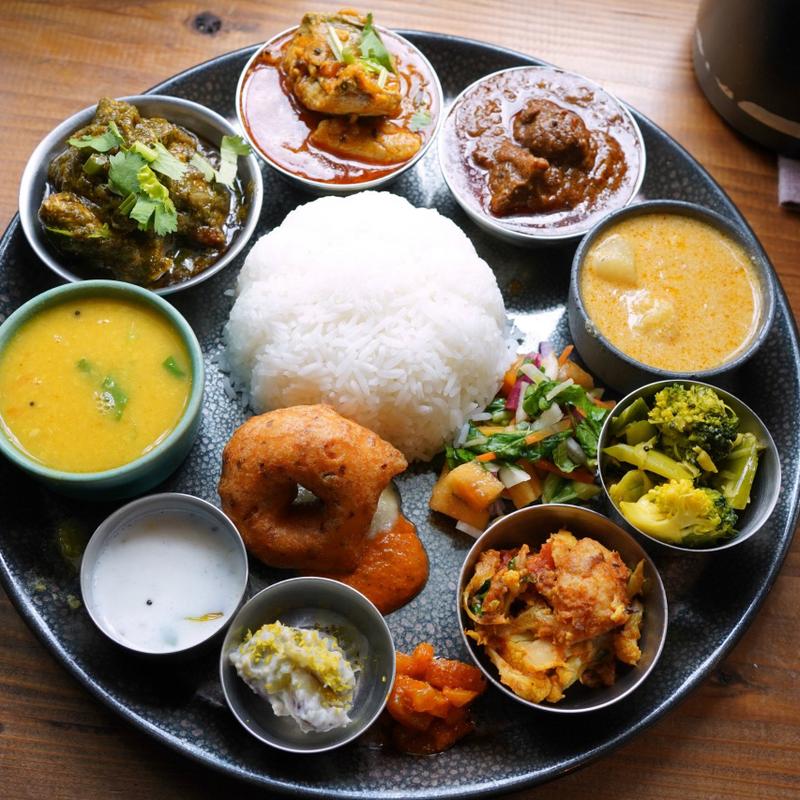 Curry全種(4種)+本日のおかず(toi印食店)の写真