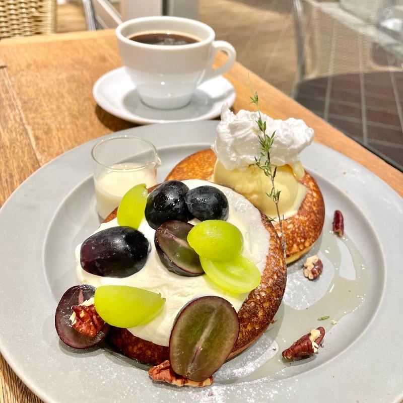 シャインマスカットとナガノパープルのパンケーキ　クリーミーチーズソース　(PANCAKE&books bibliotheque)の写真
