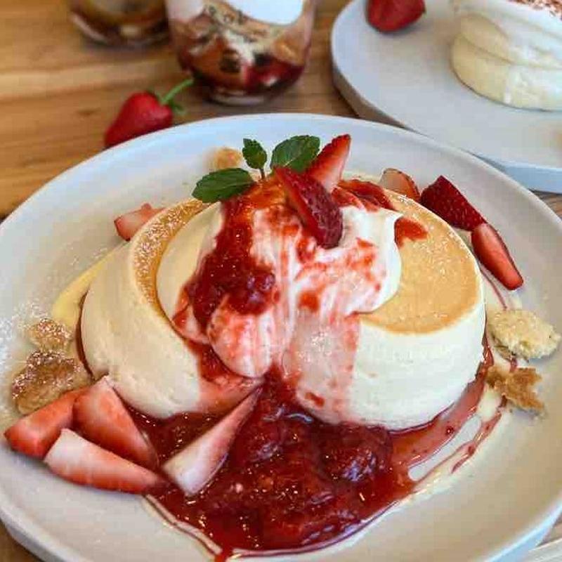 こぼれ苺のパンケーキ(Cafe Rob 門真店)の写真