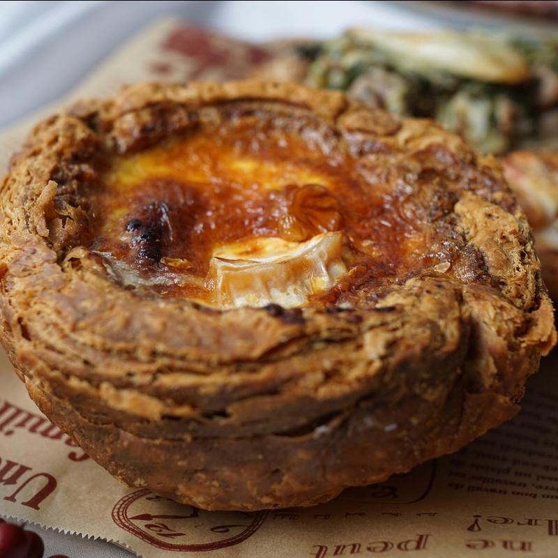 自家製どろダレ豚とカマンベールのバキバキッシュ(Pane Volare)の写真