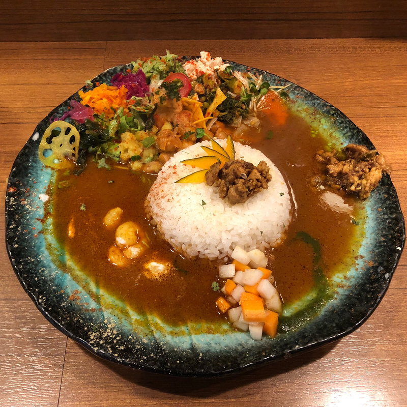 ボタニカリーとシュリンプカリーのあいがけ 卵ピクルスとクリームチーズ豆腐のトッピング(BOTANI:CURRY)の写真