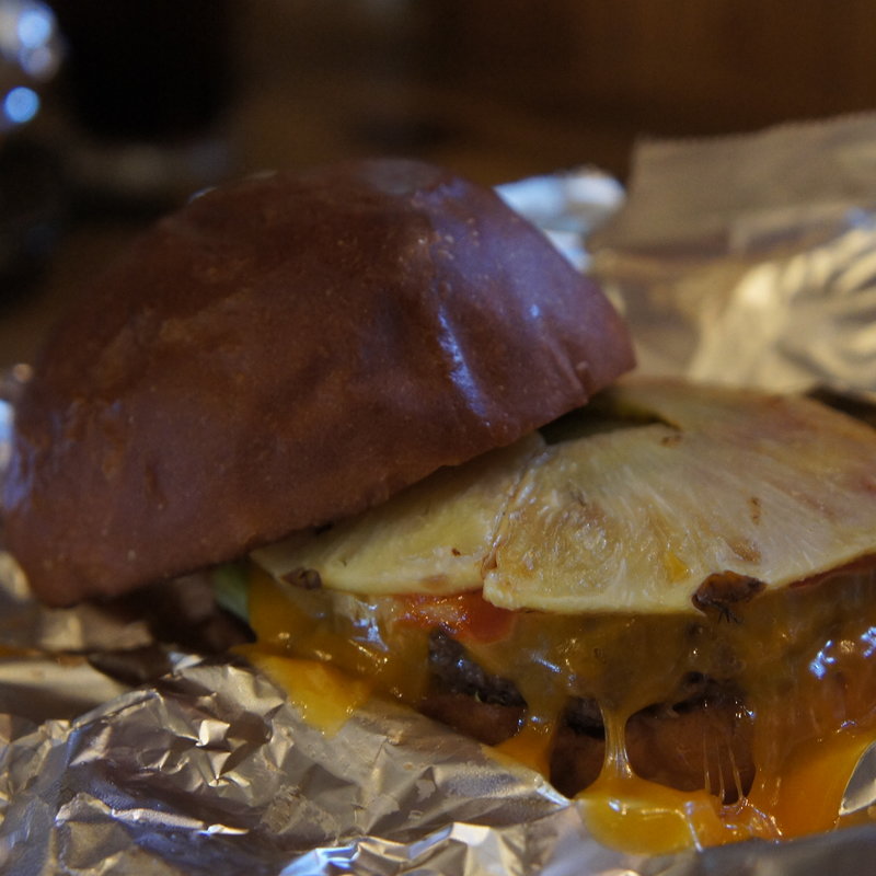 プレミアムパイナップルチーズバーガー(AUNTY-MEE BURGER)の写真