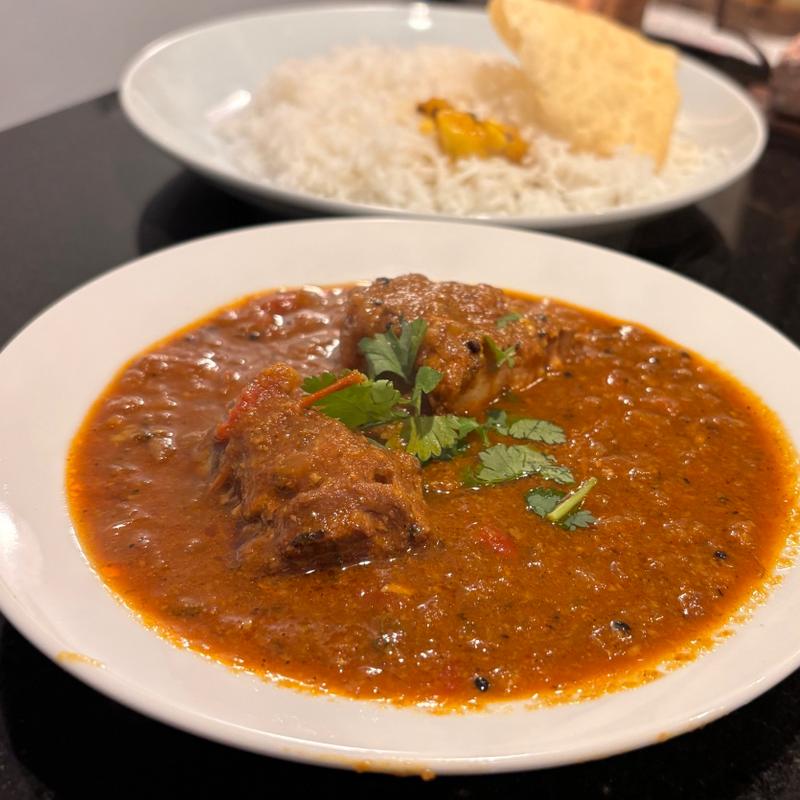 Pork Xacuti Curry(表面張力)の写真