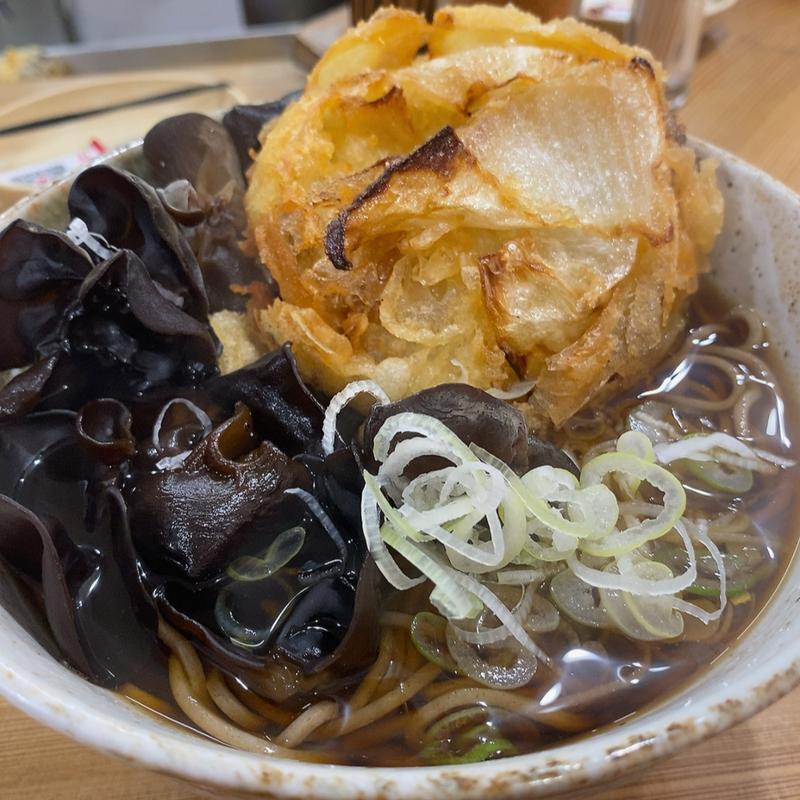 木クラゲそばと玉ねぎ天(そば処 二葉 神田南口店)の写真
