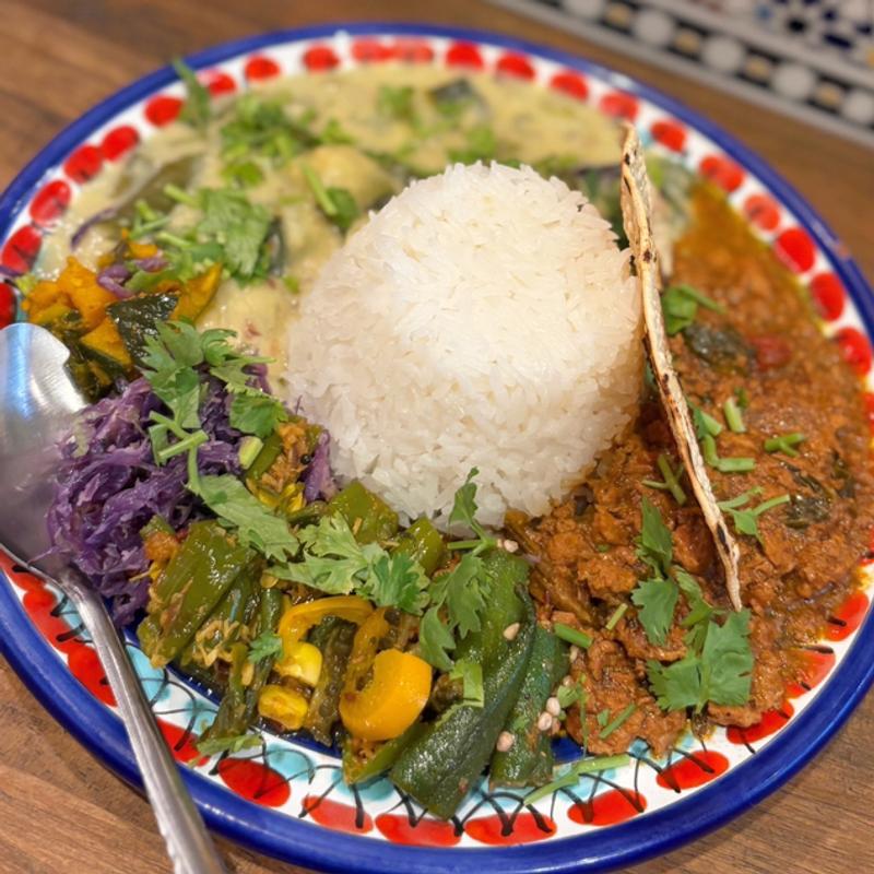 カレー2種プレート（キーマカレー・ズッキーニとモロヘイヤのクートゥ）(Indian Canteen AMI)の写真