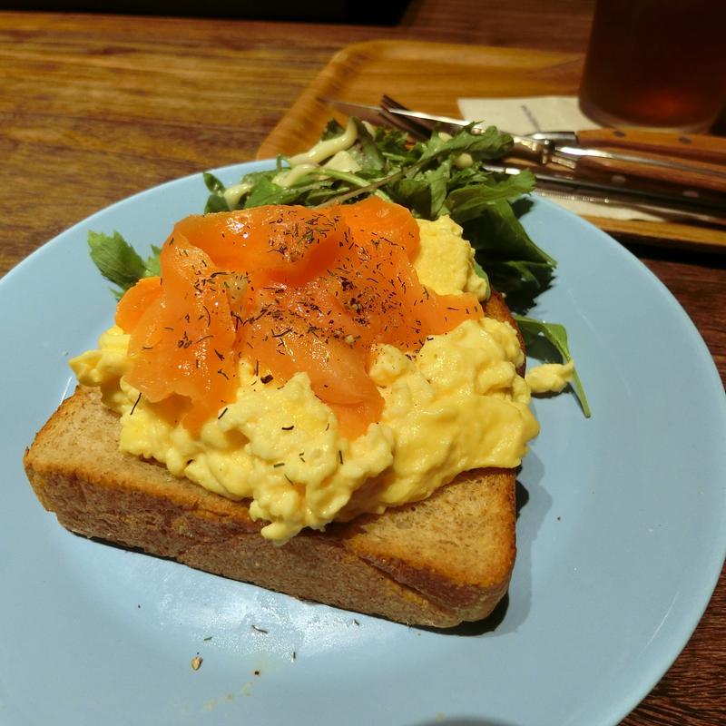 スクランブルエッグトースト　サーモン(THE CITY BAKERY 東急プラザ銀座)の写真