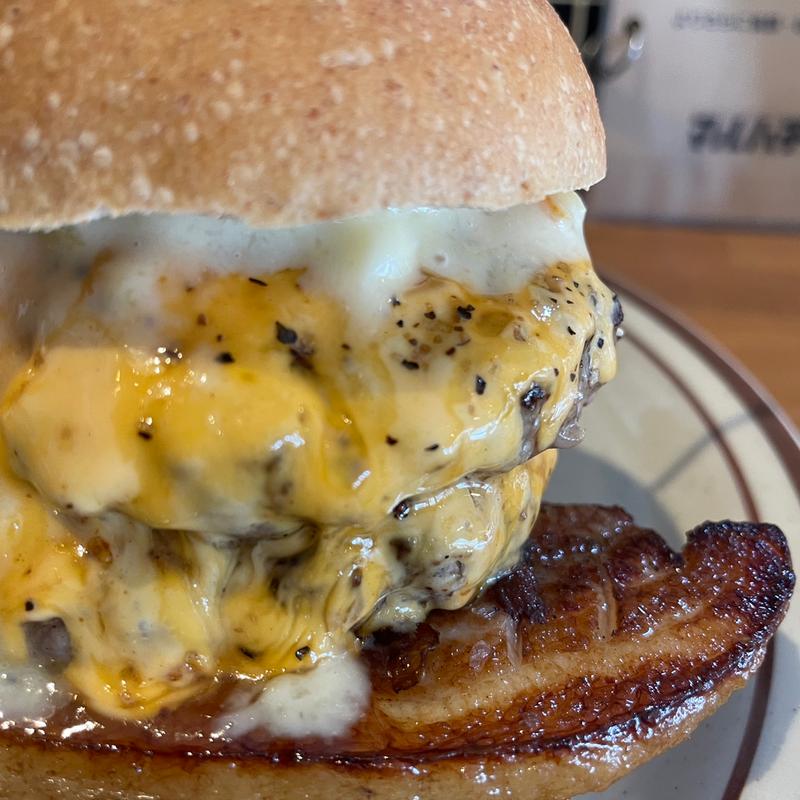 肉チーズダブルベーコン(マルハチバーガースタンド)の写真